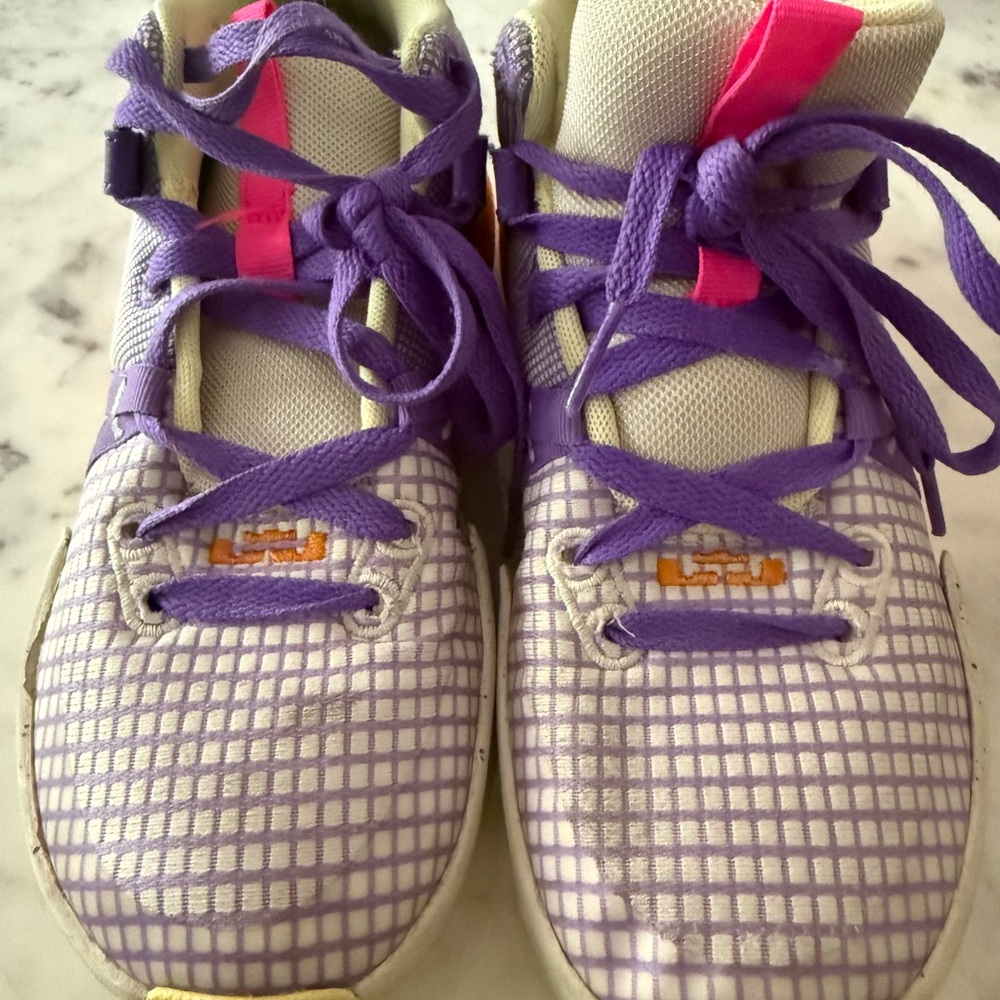 LeBron Witness 7 Youth Basketball Shoes